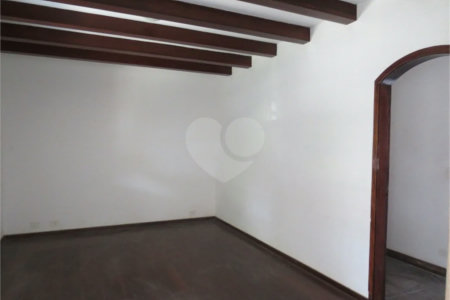 Casa no Pacaembu com ótima distribuição e amplo quintal em terreno em declive
