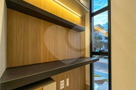 Indaiatuba - Condominio Sapezal - R$ 2.400.000,00 - Área Total 360,00 m² - Área Construída 213,32 m² - TÉRREA - 03 suítes sendo a master com closet; - Escritório; Lavabo; Cozinha com cooktop e planejados; Gourmet com churrasqueira; Ambientes preparados para ar condicionado; Piscina com cascata,