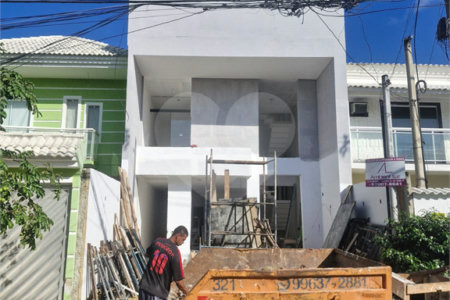 Triplex a venda em condomínio fechado Vale das Palmeiras