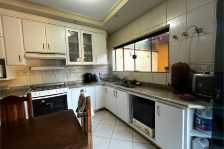 Casa à Venda na Rua Principal do Parque Fehr com Aquecedor Solar