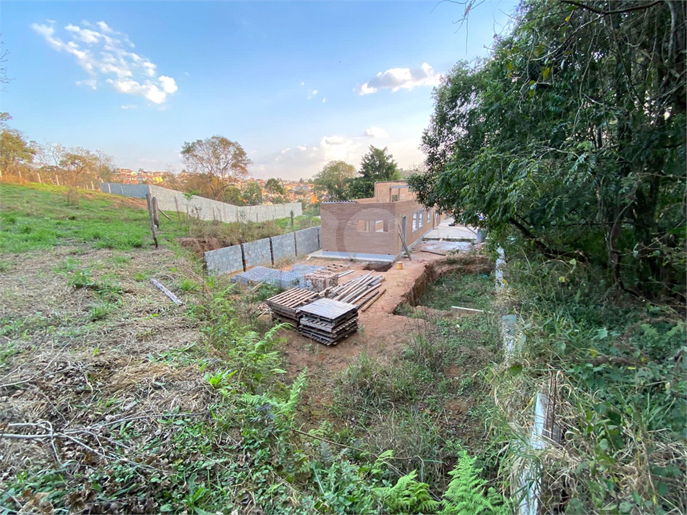 Terreno em Atibaia com 415 metros e pronto para construir no bairro Jardim Paulista, aceita financiamento