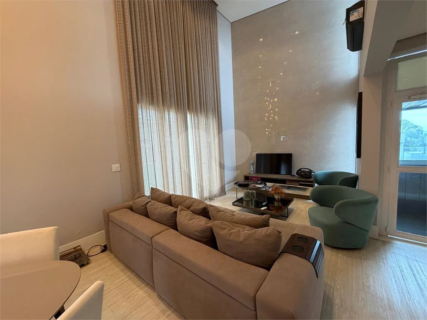 Casa de alto padrão em condomínio exclusivo com 4 suítes