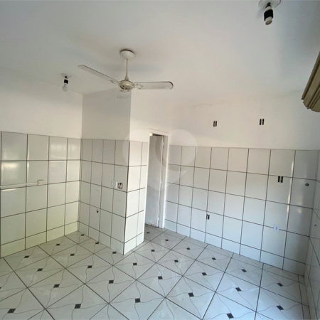 Casa térrea com salão comercial para venda no Santa Felícia.