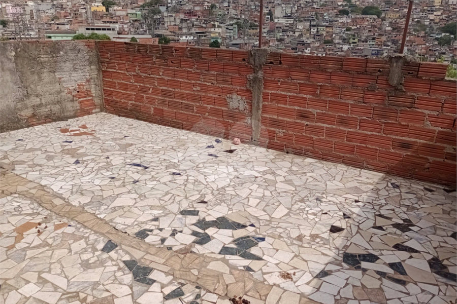 Terreno com 6 casas em 293m² de área total.