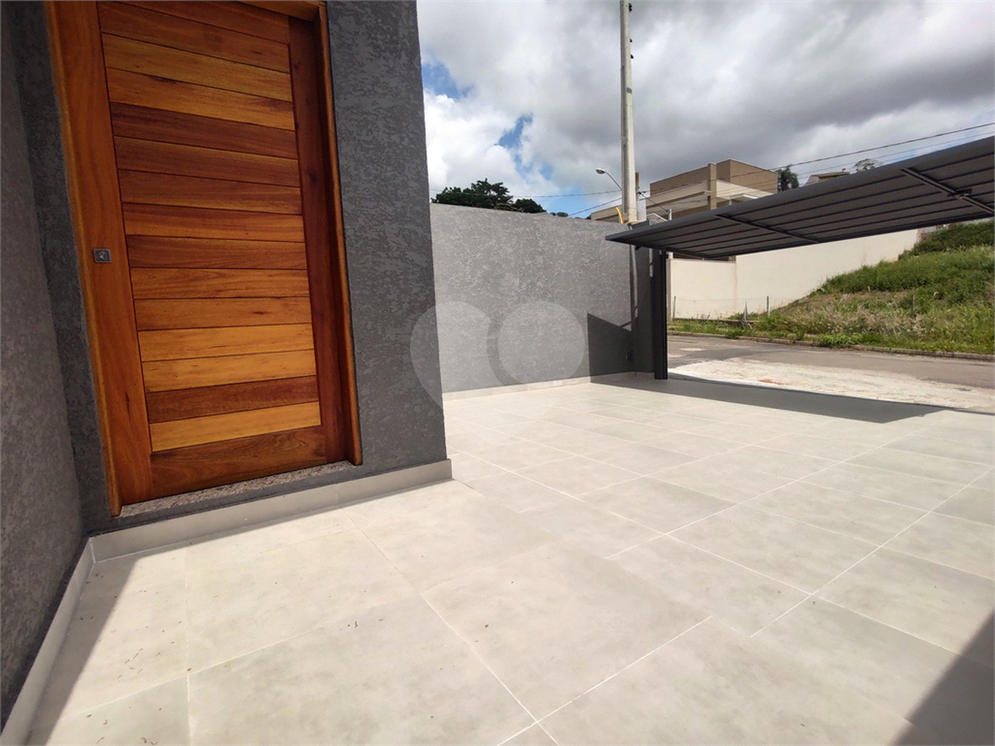 Casa térrea em Atibaia com 3 suítes, sala 2 ambientes, 2 vagas garagem, excelente localização, pronta para morar