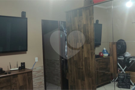 Casa térrea com 2 dormitórios.