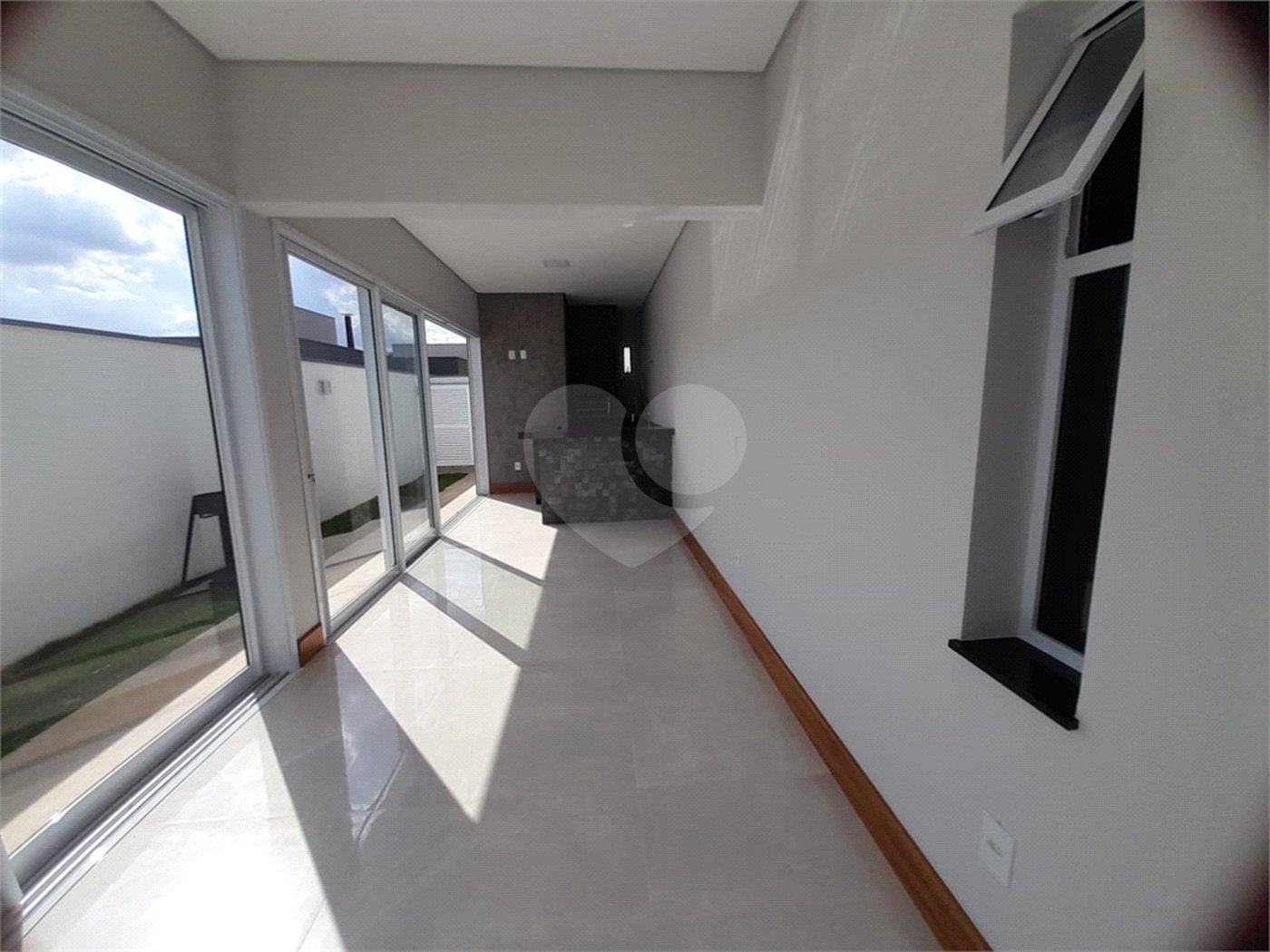Belíssima Casa à Venda no Condomínio Damha IV