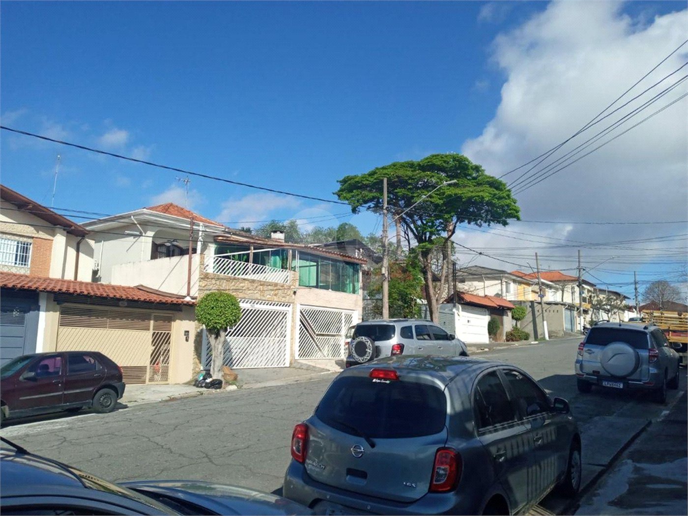Casa com 4 dormitórios e 4 vagas.