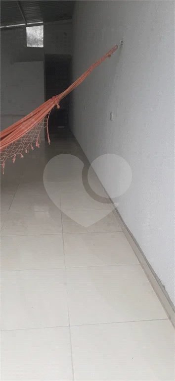 3 dormitórios, 2 suítes, banheiro, sala, cozinha ampla e 2 vagas de garagem