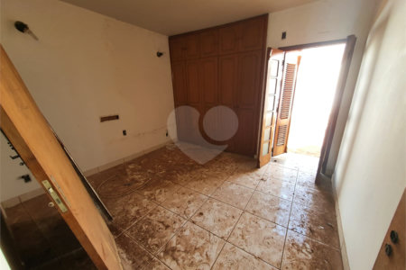 Casa térrea com 5 dormitórios, sendo 2 suítes.