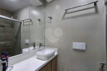 Apartamento totalmente decorado em Moema com 70 m2 , 2 quartos, 2 suítes e 2 vagas, ambientes com ar condicionado.