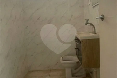 Casa comercial com 300m², 5 quartos, 2 vagas, para locação no Campo Belo!