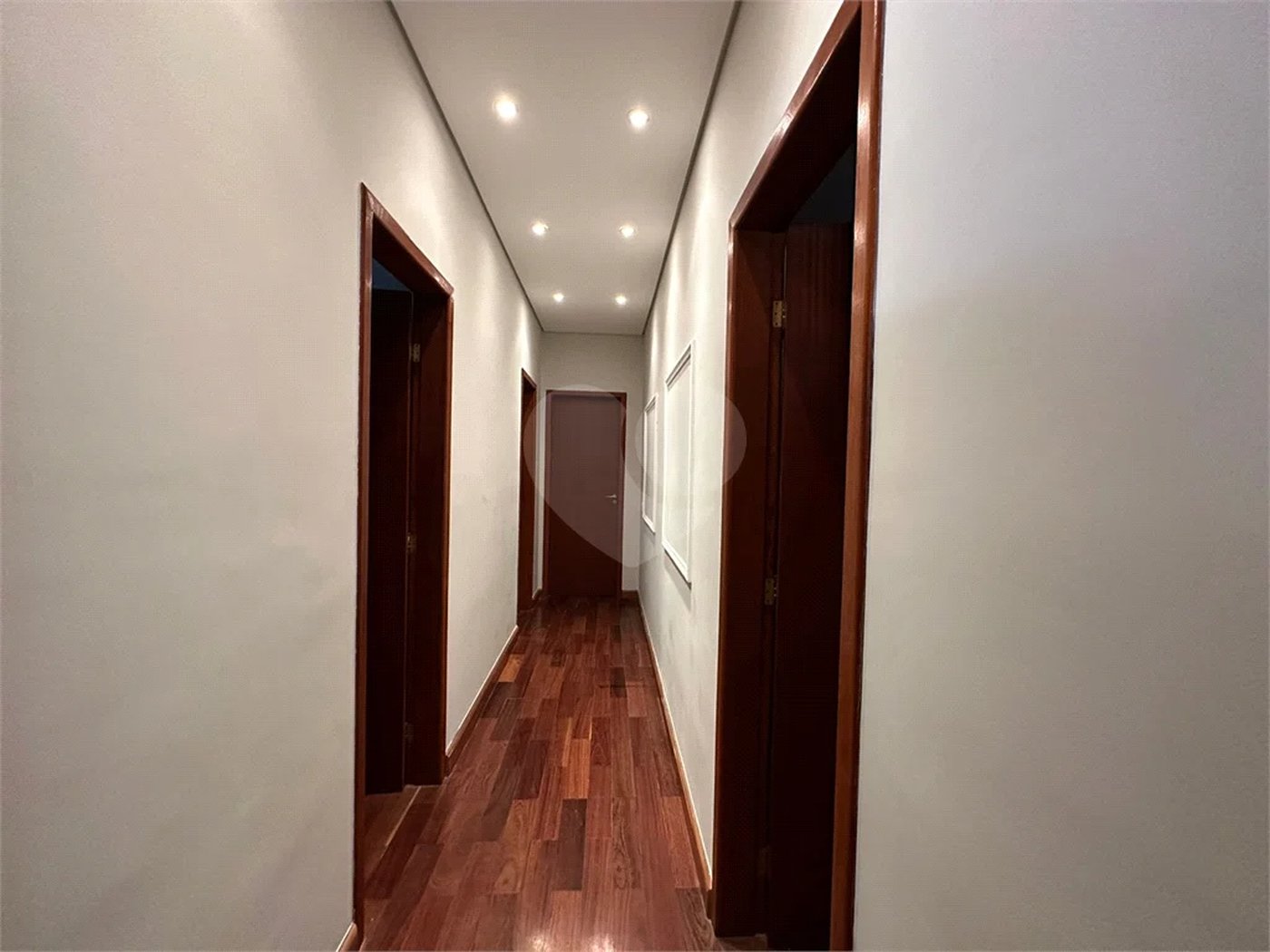 Casa à venda e locação no Condomínio Monte Alegre com 04 suítes.