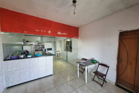 Sobrado 3 quartos e área comercial em baixo.