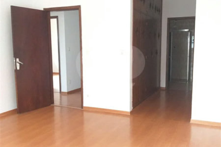 Casa à venda com 4 quartos, sendo 1 suíte,  no Centro, Vinhedo, SP