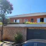 Sobrado com 14 metros de frente , na Região do Jardim Guapira , próximo ao Clube Guapira com 5 dormitórios, sendo 3 suíte com armários embutidos ,banheiro social, Sala para 2 ambientes, escritório com banheiro .cozinha ampla com armários, área de serviço ,dispensa, quintal com banheiro externo c
