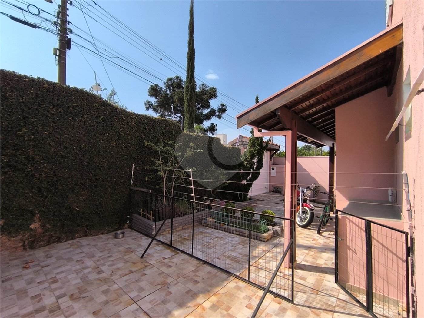 Casa à Venda no Santa Marta com 3 Suítes e Piscina