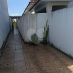Casa de 1 dormitório com quintal e jardim na Vila Ipojuca!