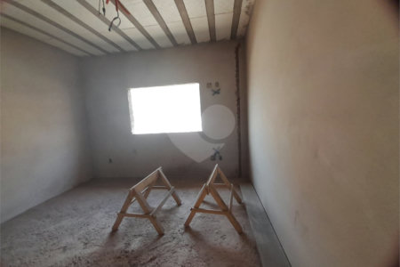 Casa em Construção com Área Gourmet e Piscina no Condomínio Damha II