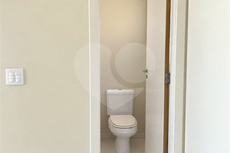 Cobertura de 255 m² com 3 dormitórios, 1 suíte, cozinha planejada, 2 vagas e área gourmet com churrasqueira.