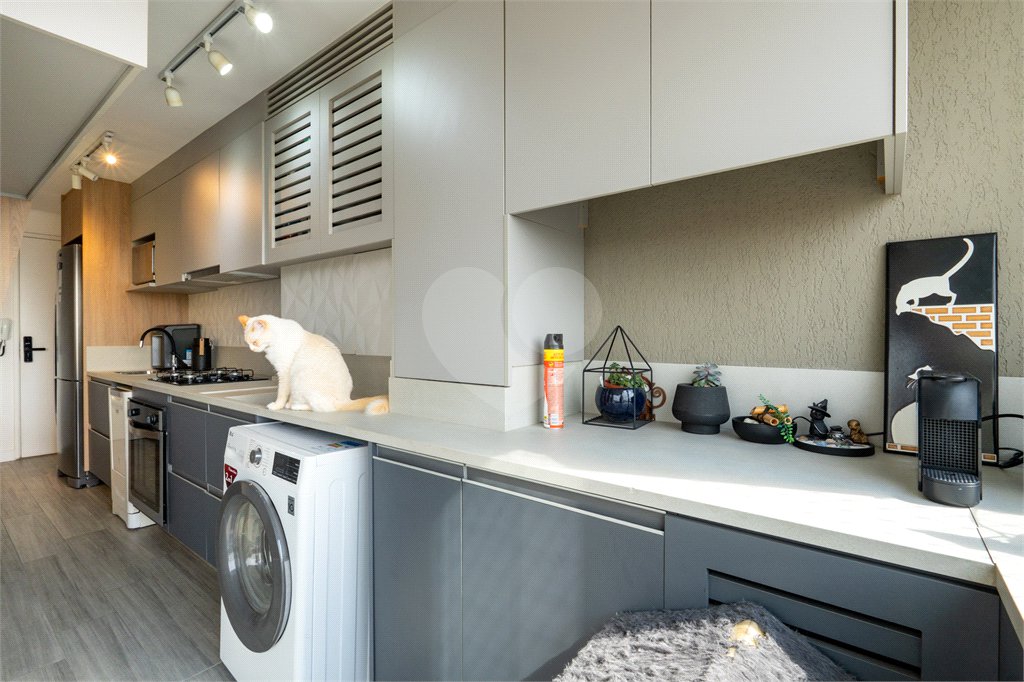Apartamento a venda na Rua Gaspar Lourenço totalmente reformado - 2 quartos, varanda