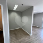 Conjunto comercial com 60m² , 1 banheiro , 2 vagas de garagem , à venda na Vila Leopoldina.