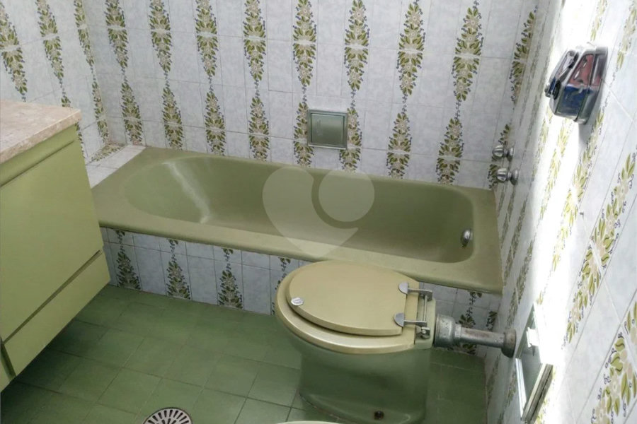 Casa com 4 dormitórios e 4 vagas.