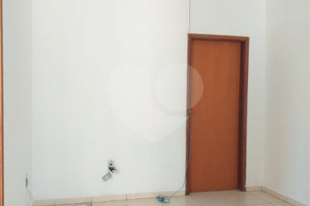 Casa térrea para venda, na cidade de Araraquara/SP.