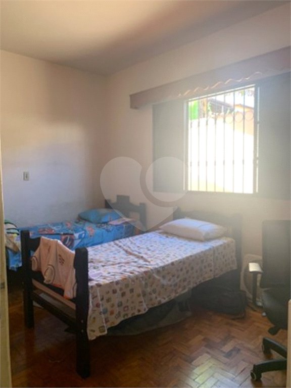 Casa térrea com 3 dormitórios, sendo 1 suíte .