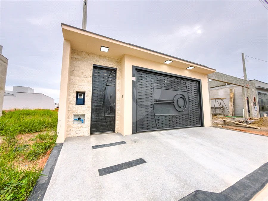 Indaiatuba - Jardim Bom sucesso - Área total: 150m² - Área construída: 115m² - 3 dormitórios sendo 1 suíte com armário planejado;Sala para dois ambientes; Banheiros com box gabinetes e espelhos; Área gourmet com churrasqueira a carvão e móveis planejados; Lavanderia coberta; Ar condicionado na sala