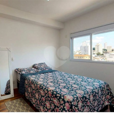 Apartamento no Cambuci, de 46m2 com 1 dormitório, cozinha com armários, sala com varanda e 1 vaga