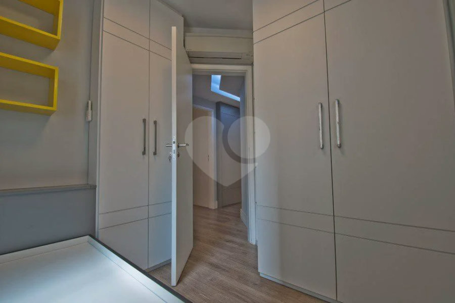 Linda cobertura Duplex om 3 dormitórios, sendo uma suíte com armários e ar condicionado e 2 vagas .