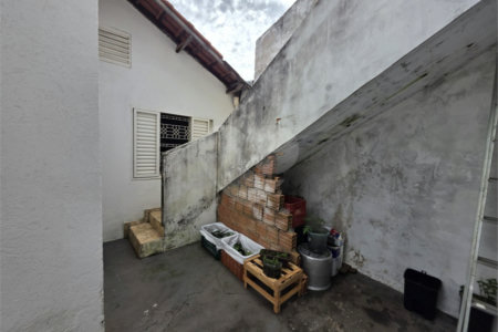 Casa térrea à venda no Douradinho com 2 quartos e edícula com mais dois quartos e 2 banheiros.