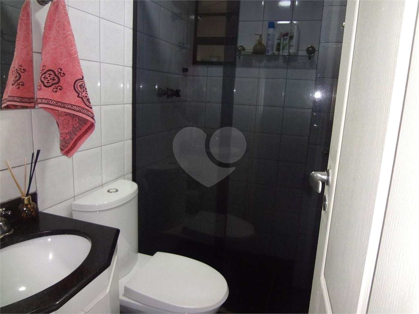 COBERTURA COM PISCINA E CHURRASQUEIRA NA CASA VERDE.