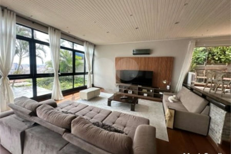 Casa com 400m², 4 dormitórios, sendo 3 suítes, 5 vagas de garagem, à venda na Vila Prudente.