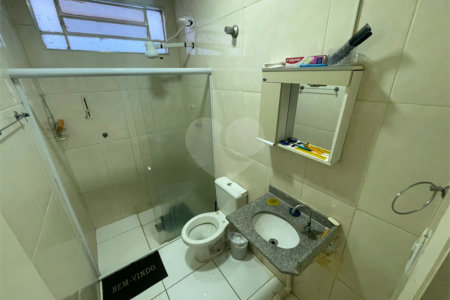 Casa térrea e salão comercial a venda no Jardim Bandeirantes.