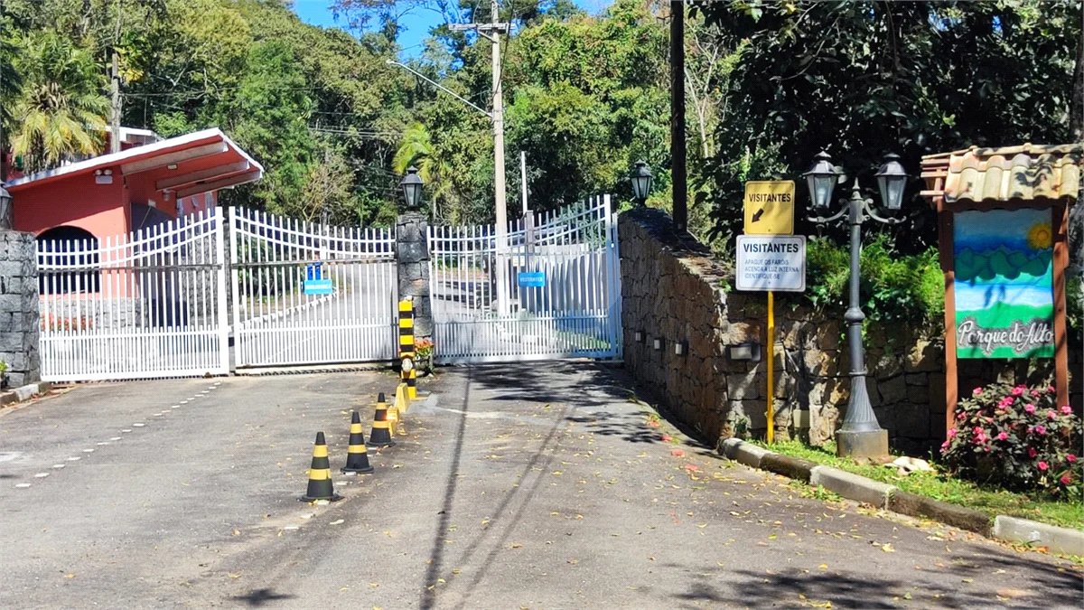 Casa á venda em condominio em Caieiras SP