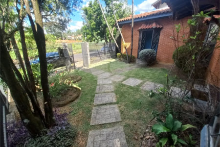 Sobrado com 4 dormitórios, sendo 1 suíte master.