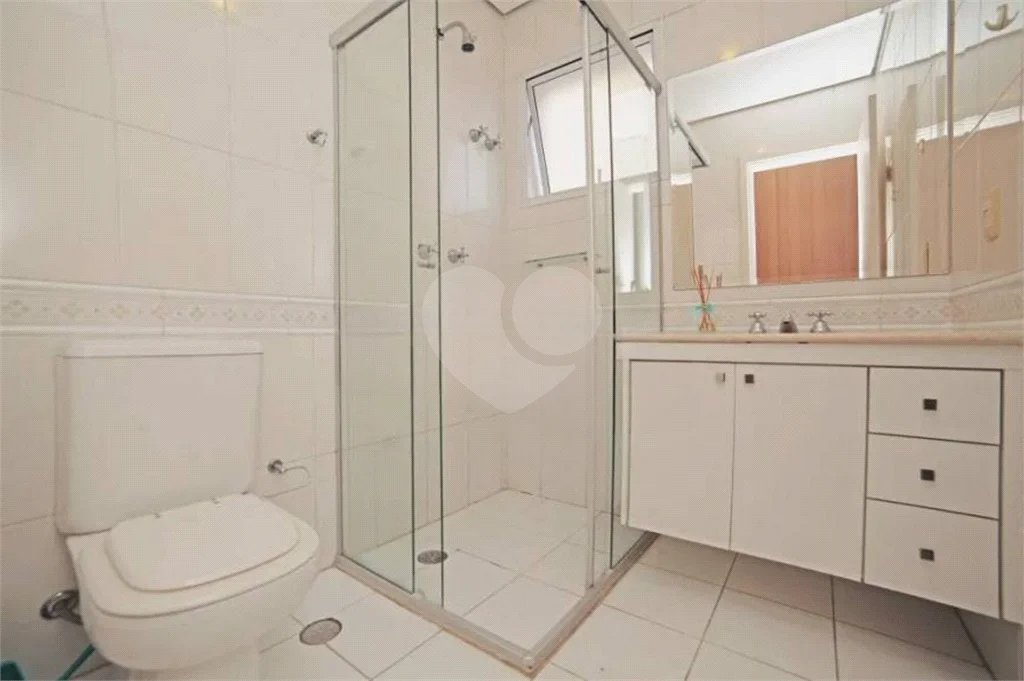 Casa à venda ou para alugar com 5 quartos, sendo 3 suítes, no condomínio Villa Florida, São Paulo - SP