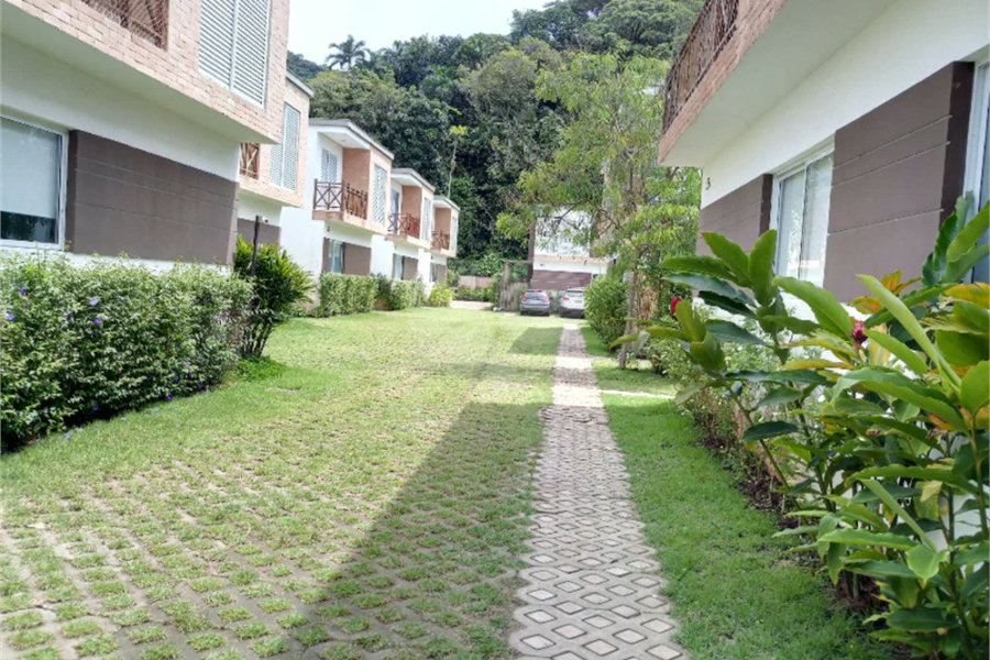 Maravilhosa Casa em Condomínio com 4 Suítes na Praia de Juquehy!!!