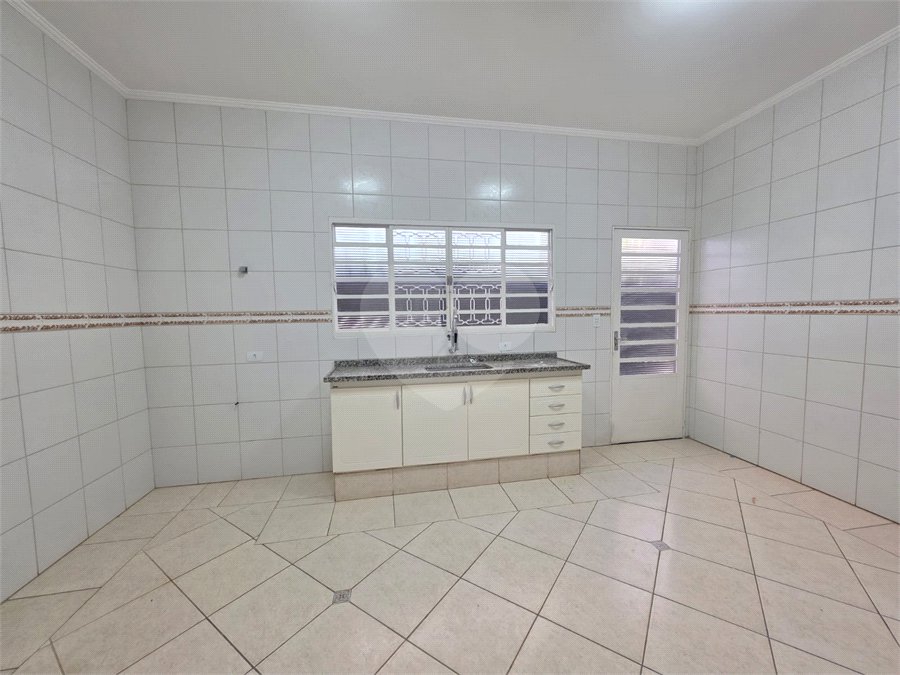 Casa à venda com 3 quartos, sendo 1 suíte, no condomínio Residencial Jardim das Palmeiras, Vinhedo - SP