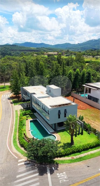 Casa à venda com 4 suítes no condomínio Figueira Garden, Atibaia - SP