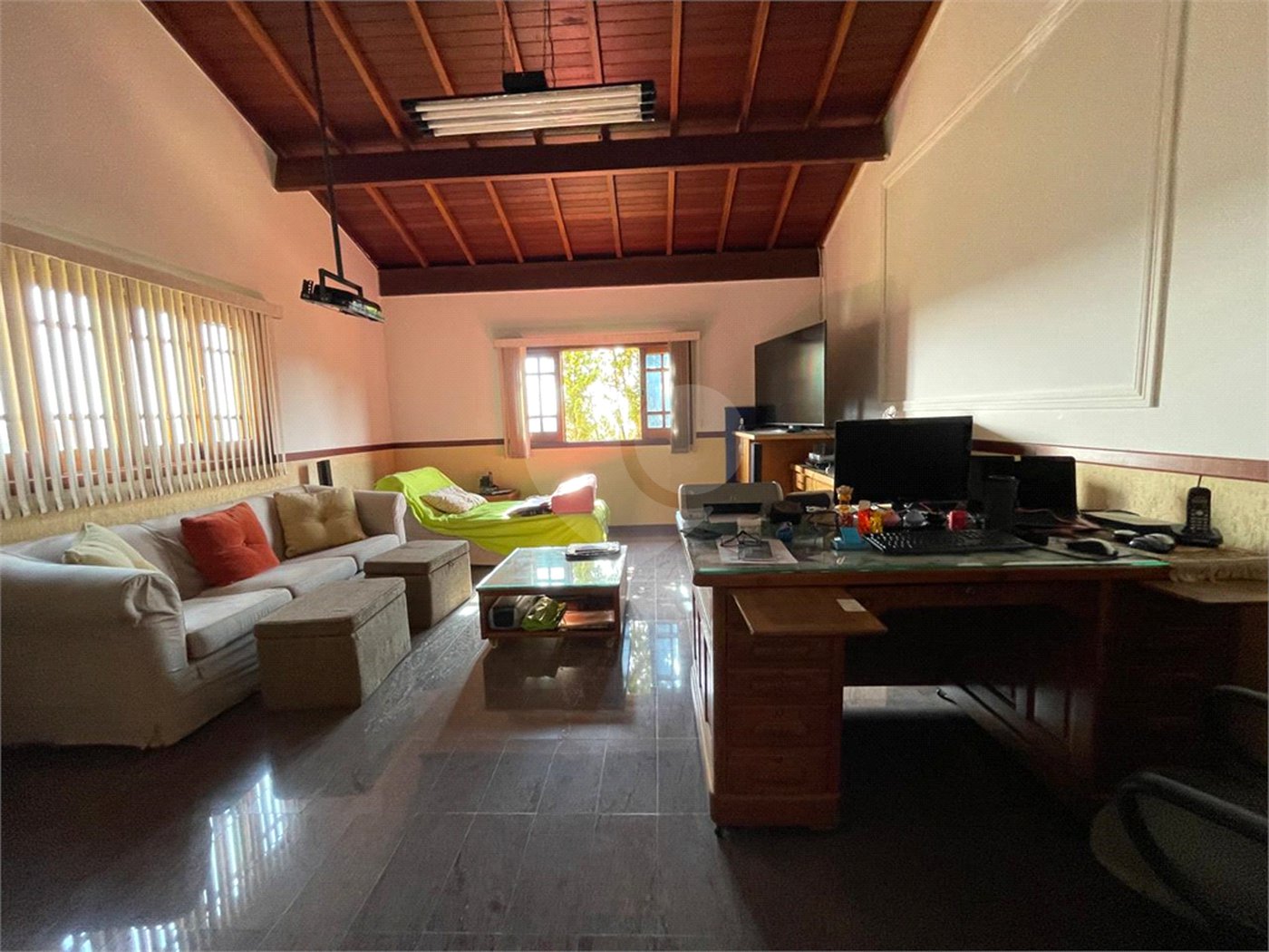 Casa à venda com 9 quartos, sendo 4 suítes, em Condomínio Flamboyant-b, Atibaia, SP