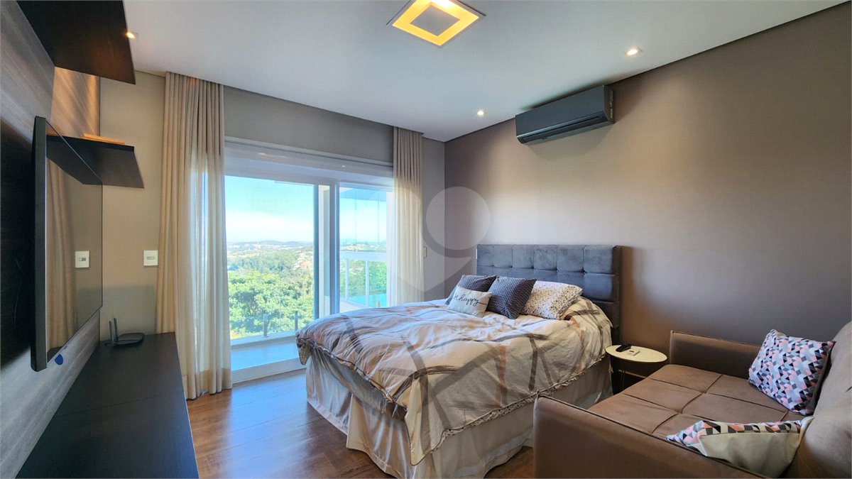 Casa à venda com 5 quartos, sendo 2 suítes, no condomínio Residencial Jardim Primavera, Louveira - SP