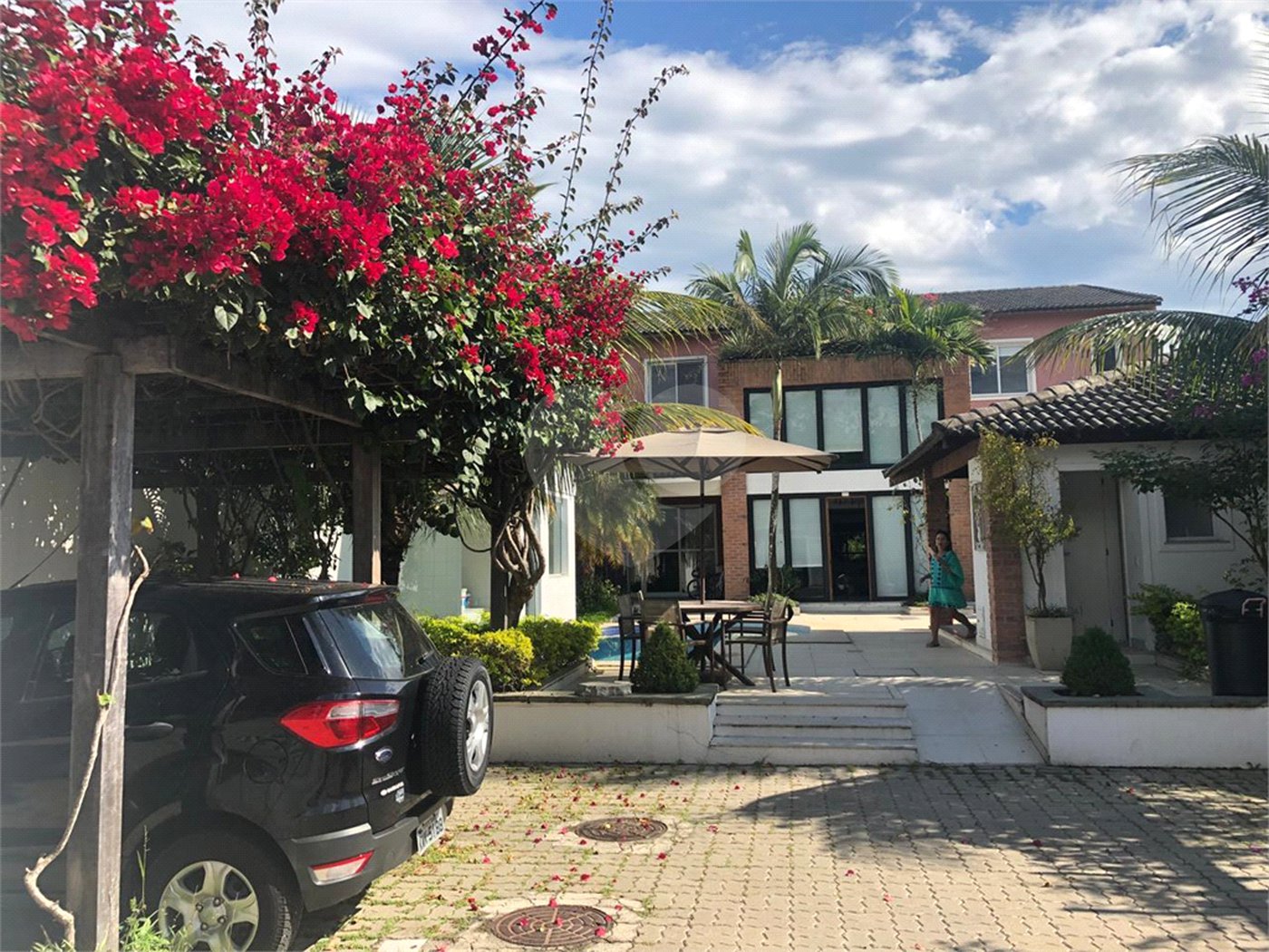 Casa à venda com 9 quartos, sendo 8 suítes, no condomínio Village Elisabete, Rio de Janeiro - RJ
