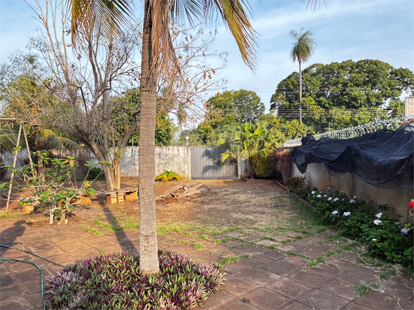 Sobrado para alugar com 4 quartos, sendo 2 suítes,  no Centro, Três Lagoas, MS