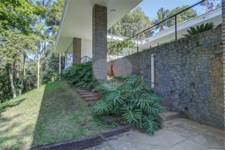 Casa para alugar com 5 quartos, sendo 3 suítes, no condomínio Chácara Flora, São Paulo - SP