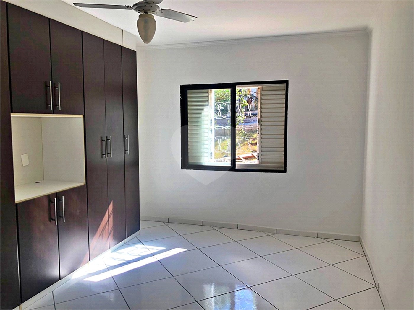 Casa à venda com 4 quartos, sendo 2 suítes, no condomínio Estância Marambaia, Vinhedo - SP