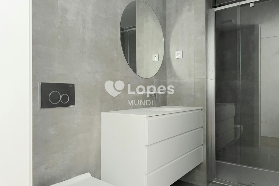Apartamento T2 à venda em Águas Santas, Maia, Portugal – Varanda e garagem