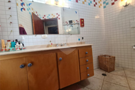 Casa Térrea à venda com 4 quartos, sendo 2 suítes, em Interlagos, São Paulo, SP